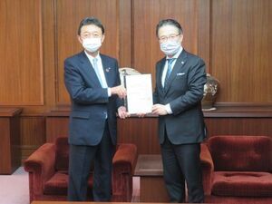 写真:津商工会議所 伊藤歳恭会頭、辻正敏副会頭 来訪