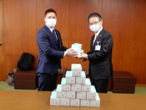 写真：go go cafeからの寄附贈呈式