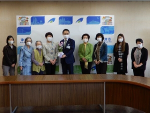 写真：津アイリス役員ら 来訪