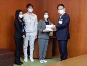 写真：有限会社ピレネーエキスパートからの寄附贈呈式