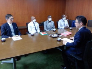 写真：ケニア眼科医師・看護師、東海眼科 中井義秀理事長 来訪