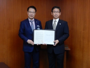 写真：三重刑務所 宮川隆充所長 来訪