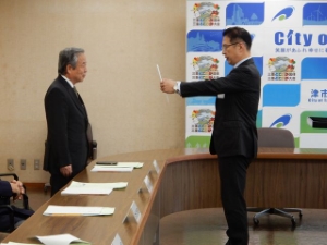 写真：津市地籍調査推進協議会委員委嘱式 委嘱状交付、挨拶1