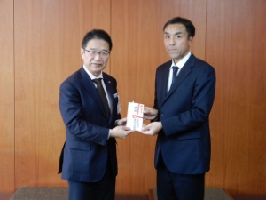 写真:三重友愛連絡会 津地区同盟からの寄附贈呈式