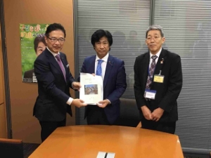 写真：衆議院議員 田村憲久議員 訪問