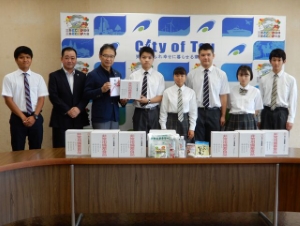 写真：「白い小箱」寄附贈呈式