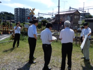 写真：大谷踏切の視察