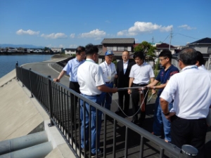 写真：志登茂川堤防の視察