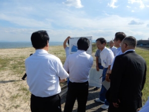 写真：白塚漁港海岸堤防の視察