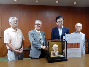 写真:齋藤拙堂胸像 寄附贈呈式