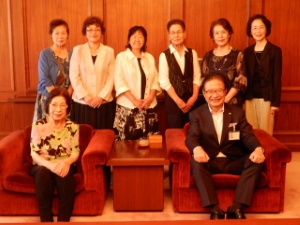 写真：津市婦人会連絡協議会役員との意見交換会