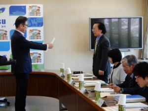 写真：津市男女共同参画審議会委員委嘱状交付式1