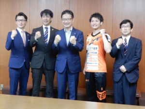 写真：ヴィアティン三重バレーボールチーム 椎葉誠取締役ほか 来訪