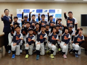 写真:全日本小学生ソフトボール大会出場チーム来訪