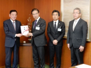 写真:一志中学校への寄附贈呈式