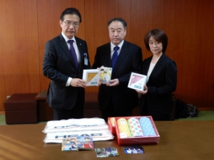 写真:児童養護施設への寄附贈呈式