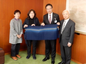 写真：手織りグループしおり