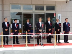 写真:斎藤製菓株式会社津工場オープンセレモニー 祝辞、テープカット