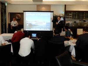 写真：第16回日ASEAN次官級交通政策会合参加者 津なぎさまち視察訪問 概要説明1