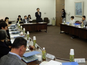 写真：津市健康づくり推進懇話会委員委嘱式 委嘱状交付、挨拶2