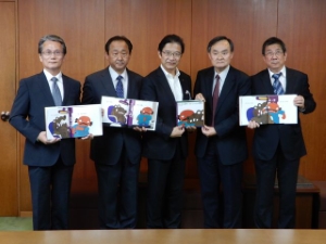 写真：三重県保険医協会からの寄附贈呈式