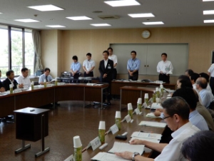 写真：津市地域公共交通活性化協議会委員委嘱式 委嘱状交付、挨拶2