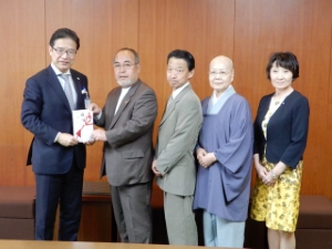 写真:「津城復元資金チャリティ桜待ちコンサート」寄附贈呈式