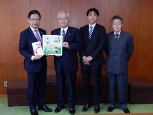 写真:吉村工業株式会社からの寄附贈呈式