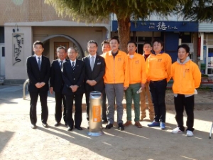 写真:日本たばこ産業株式会社から津駅前ストリート倶楽部への灰皿贈呈式