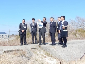 写真:元野一生副局長 海岸堤防視察対応2