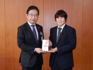 写真：三重友愛連絡会 津地区同盟からの寄附贈呈式