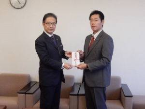 写真：伊勢市への災害見舞金の交付