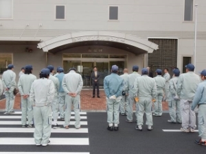 写真：年末業務従事職員激励1