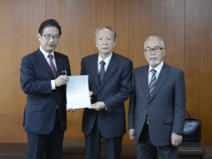 写真：津市特別職報酬等審議会 答申