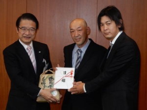 写真:前川農産からの玄米贈呈式