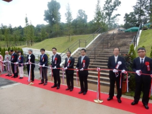 写真:「レッドヒルヒーサーの森」竣工記念式典 テープカット