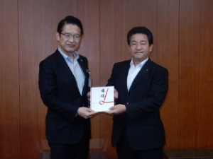 写真:一般財団法人近畿健康管理センターから津市緑化基金への寄附贈呈式