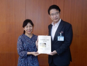 写真:「童謡唱歌の歌碑写真集」出版報告