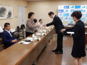 写真:津市ケーブルテレビ放送番組審議会委員委嘱式1