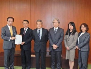 写真:津市行財政改革推進委員会からの答申