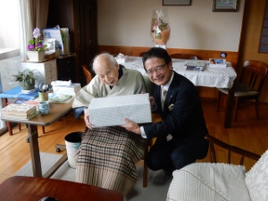 写真：市内男性最高齢者を訪問