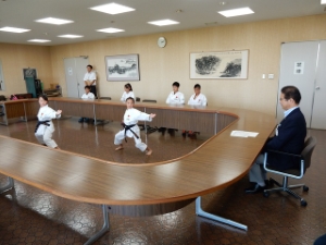 写真：小中学生全国空手道選手権大会出場選手 来訪2