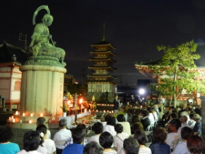 写真：「平和と感謝の祈り」とミニコンサート