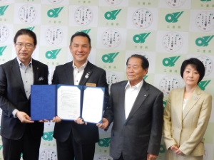 写真：Lアラート（公共情報コモンズ）の運用に係る覚書 締結式