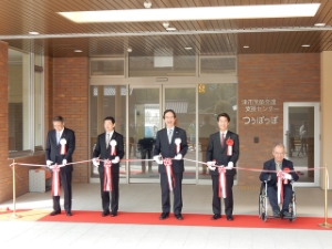 写真:津市児童発達支援センター「つぅぽっぽ」テープカット