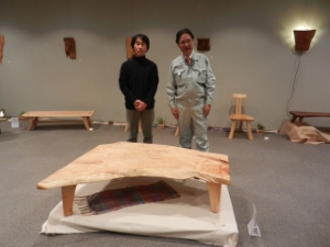 写真：村中英彦さん 手作り創作家具展 鑑賞