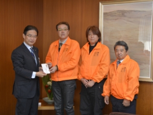 写真：津駅前ストリート倶楽部からの寄附贈呈式