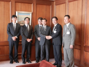 写真：株式会社トライアルカンパニー出店戦略本部 前原聡本部長ほか 来訪