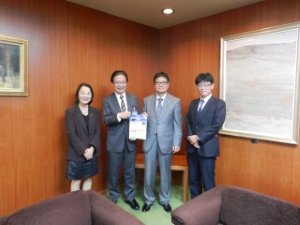 写真：東海税理士会公益活動対策本部　飯塚貴穂部長、滝澤多佳子副部長、大島利之委員 来訪