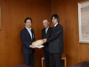 写真：株式会社前川農産による玄米の贈呈式